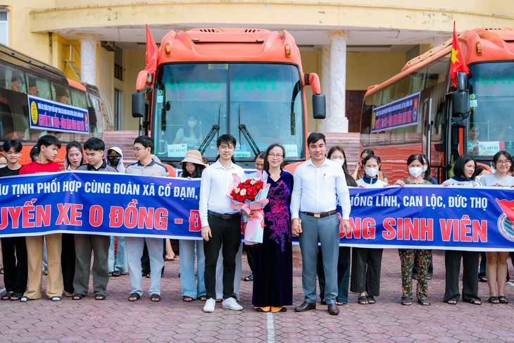 Những 'chuyến xe 0 đồng' đưa sinh viên Hà Tĩnh ra Hà Nội- Ảnh 2.