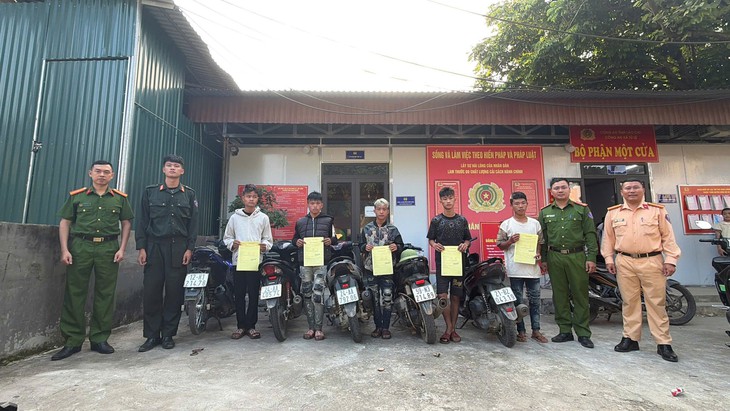 Xử phạt 5 thanh niên quay clip chạy xe dàn hàng ngang đăng TikTok- Ảnh 1.