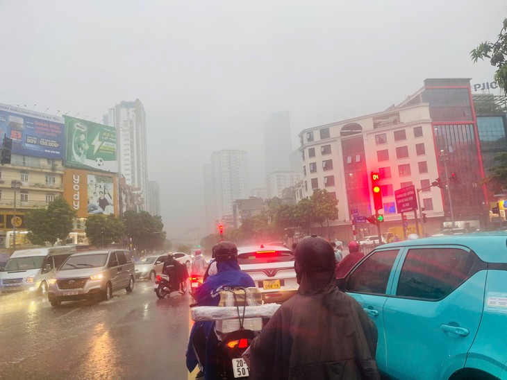 Miền Bắc giảm cả chục độ do không khí lạnh, vùng áp thấp trên biển mạnh lên - Ảnh 1.