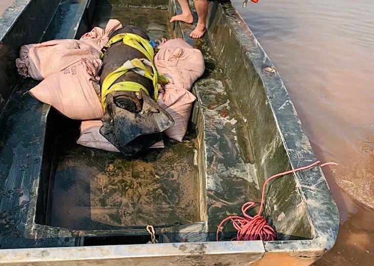 Phát hiện quả bom khoảng 200 kg tại bãi sông - Ảnh 2.