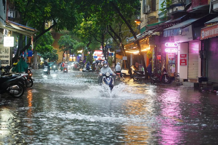 Chiều nay mưa dông bao phủ Hà Nội - Ảnh 1.
