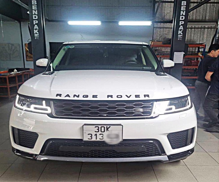 Điều bất thường từ chiếc Land Rover màu đen mang biển số 30K-313.XX- Ảnh 2.