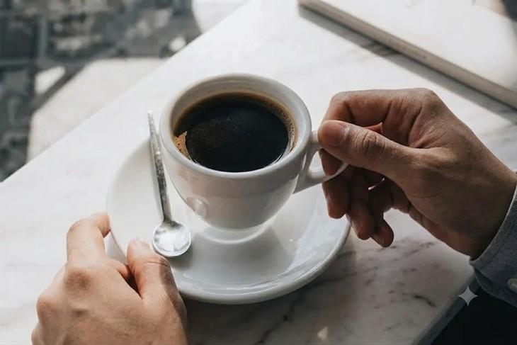Cách uống cà phê bảo vệ huyết áp và đường huyết cho người độ tuổi 60 - Ảnh 1.