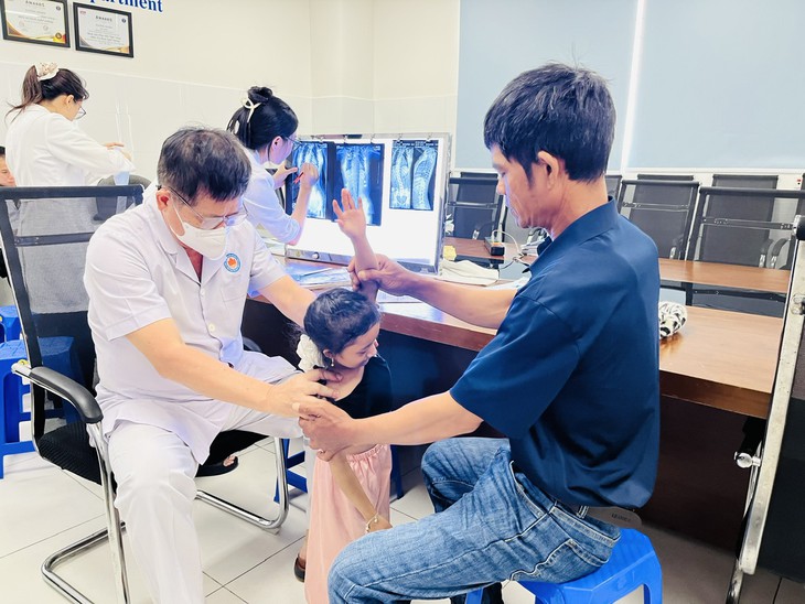 Lễ khai giảng đặc biệt của 'cô bé tí hon' học lớp 7 cao 97cm- Ảnh 3.