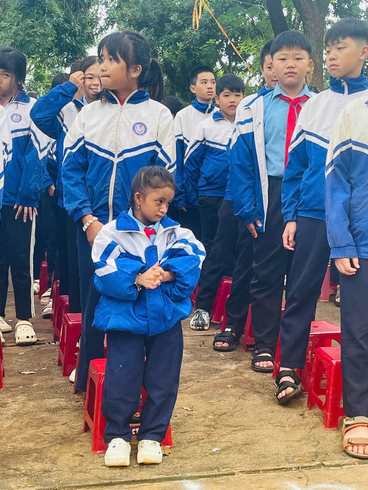Lễ khai giảng đặc biệt của 'cô bé tí hon' học lớp 7 cao 97cm- Ảnh 1.