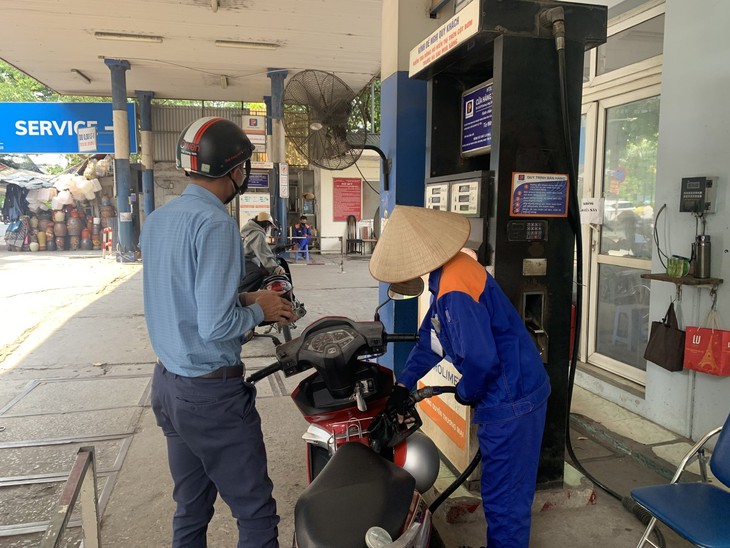 Giá xăng tăng, E10RON95 lên 24.739 đồng/lít - Ảnh 1.