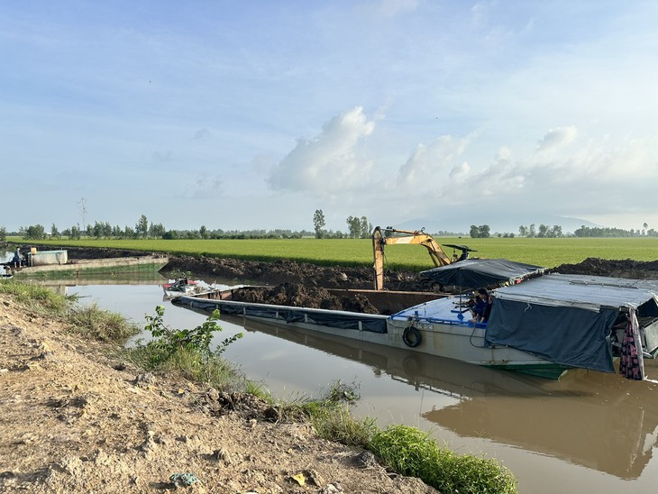 Khởi tố đối tượng múc đất dưới kênh lên bán trái phép- Ảnh 1.