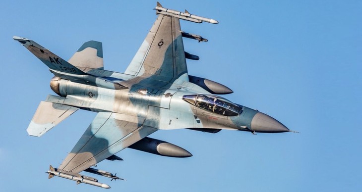 F-16 Ukraine phải dùng pháo khi tên lửa không đối không ngày càng khan hiếm - Ảnh 1.