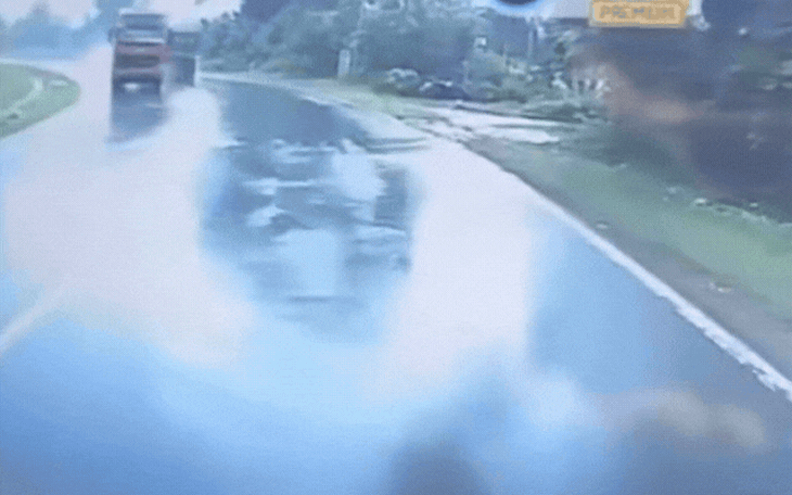 Video vụ tai nạn khiến 3 người thương vong trên Quốc lộ 6, Phú Thọ- Ảnh 2.