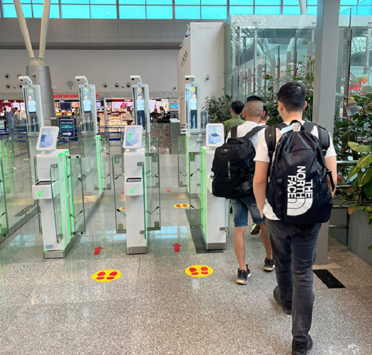 Trục xuất 4 người Trung Quốc có visa du lịch nhưng lại làm chăm sóc khách hàng - Ảnh 1.