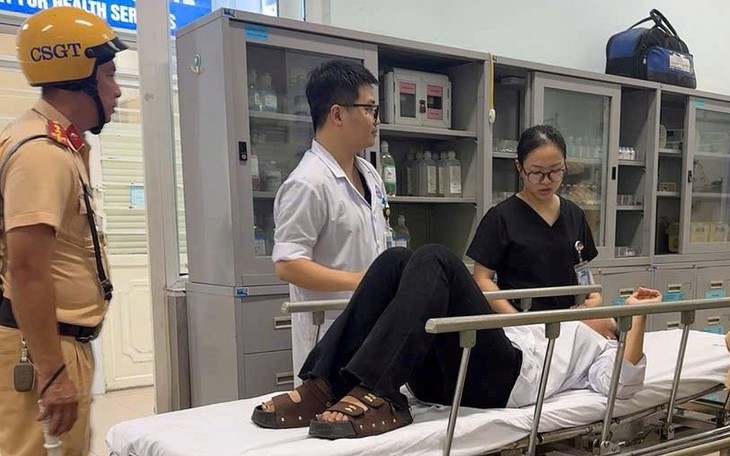 Hai chiến sĩ CSGT Hải Phòng kịp thời ứng cứu cụ ông ngất xỉu giữa đường - Ảnh 2.