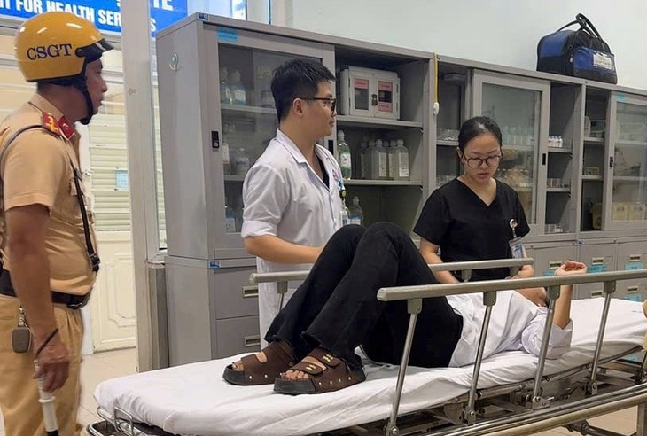 CSGT Hải Phòng 'mở đường' đưa cụ ông 84 tuổi nguy kịch đến viện cấp cứu- Ảnh 1.