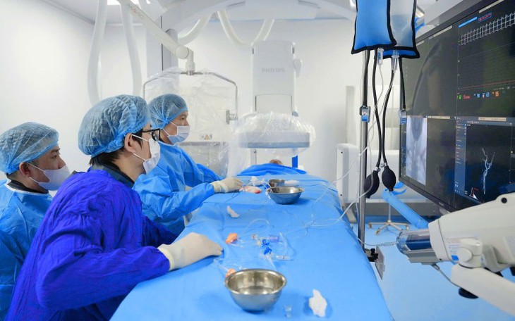 Đột quỵ nguy kịch, người đàn ông 64 tuổi được cứu bằng 3 kỹ thuật liên tiếp - Ảnh 3.