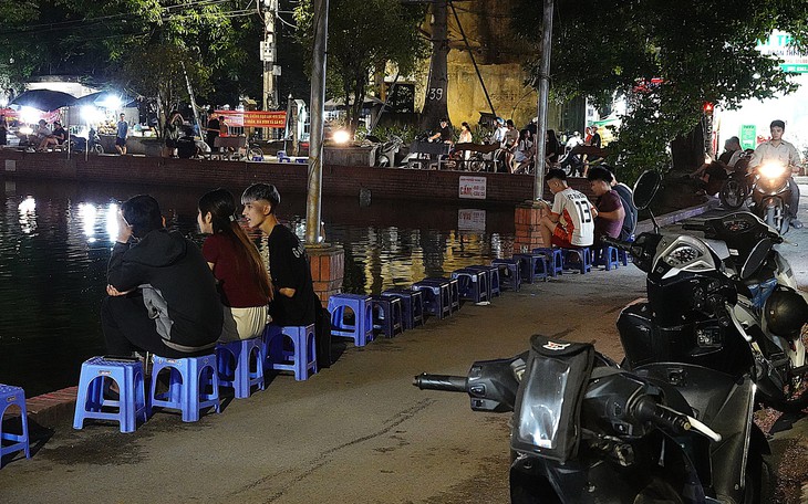 Buôn bán lấn vỉa hè, xe dừng dưới lòng đường trên phố Lê Văn Hiến, Hà Nội- Ảnh 1.