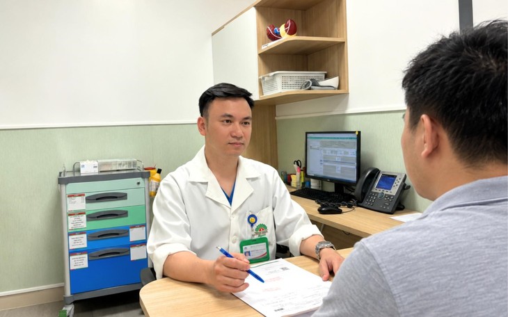 Trĩ độ 4 chảy máu thành tia, người đàn ông phải truyền 5 đơn vị máu- Ảnh 3.