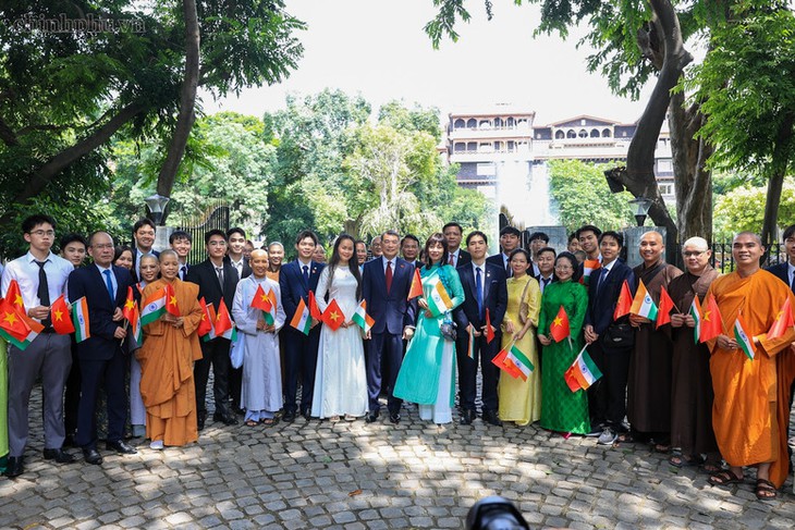 Thủ tướng Lê Minh Hưng dâng hoa tưởng niệm Chủ tịch Hồ Chí Minh tại New Delhi- Ảnh 3.
