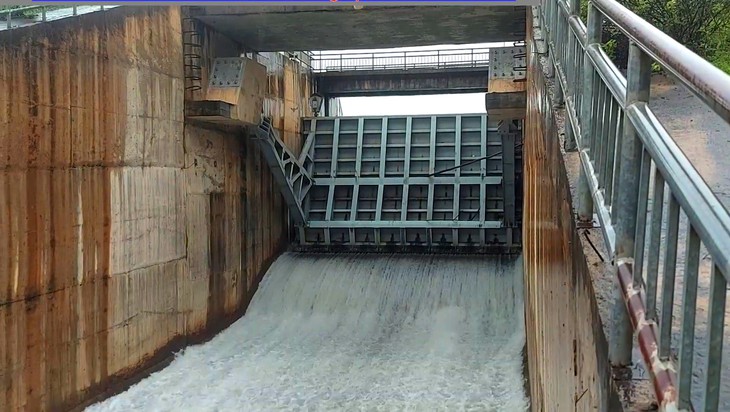 Hà Tĩnh vận hành xả tràn nhiều hồ chứa ứng phó mưa lớn- Ảnh 1.