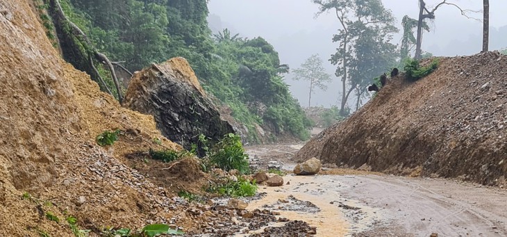Mưa lớn gây chia cắt, sạt lở tại khu vực miền núi, biên giới Quảng Trị - Ảnh 2.