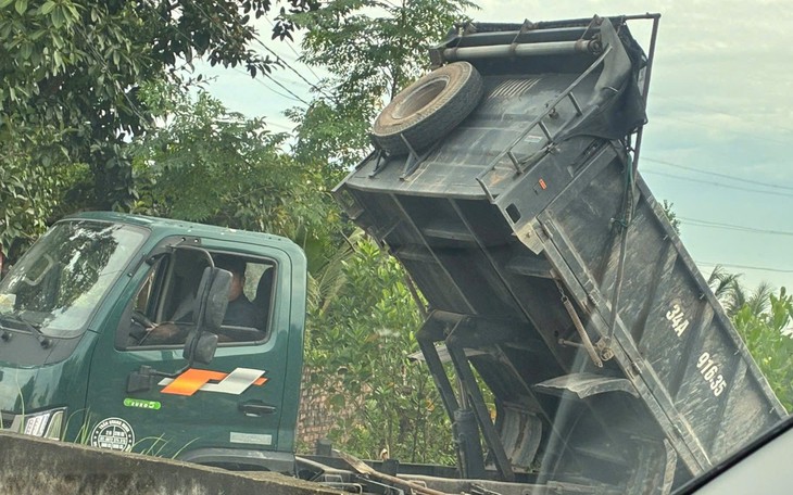  Hải Phòng: Xử lý trường hợp đổ trộm chất thải rắn ven đường - Ảnh 2.