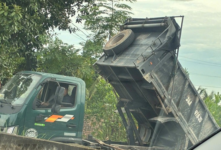 Xử phạt nhiều trường hợp đổ chất thải sinh hoạt không đúng quy định- Ảnh 1.