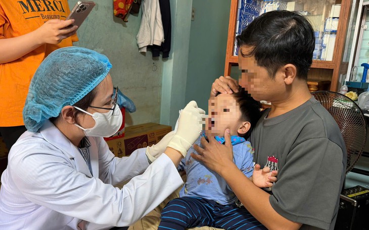 Tay chân miệng gia tăng, cha mẹ cần làm gì để bảo vệ trẻ khỏi nguồn lây? - Ảnh 4.