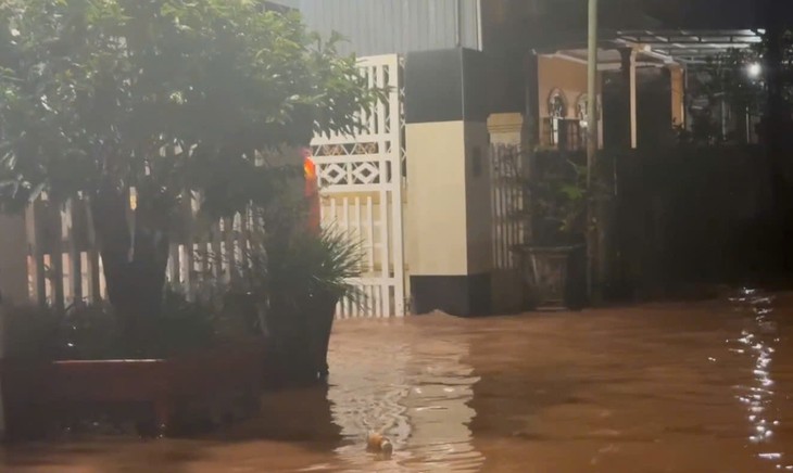 Nước sông Sê Pôn lên nhanh, người dân xã vùng biên Quảng Trị tất tả chạy lũ- Ảnh 1.