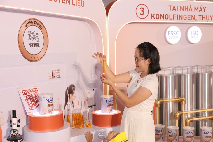 Phụ huynh trải nghiệm tự kiểm tra thông tin sản phẩm cho con - Ảnh 1.