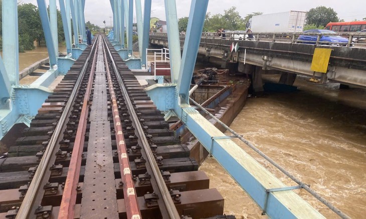 Sà lan mắc kẹt dưới cầu đường sắt ở Quảng Trị- Ảnh 2.