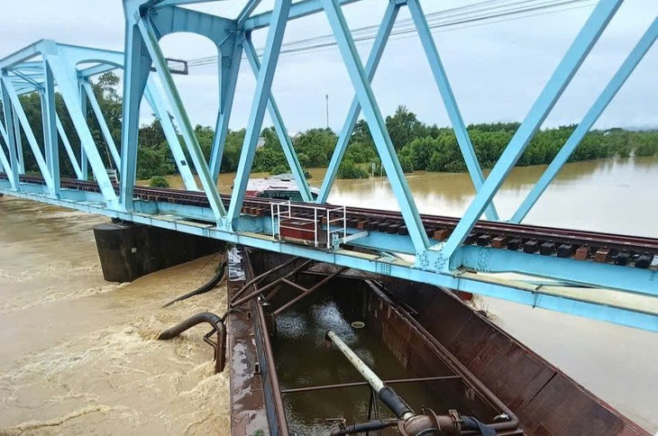 Sà lan mắc kẹt dưới cầu đường sắt ở Quảng Trị- Ảnh 1.