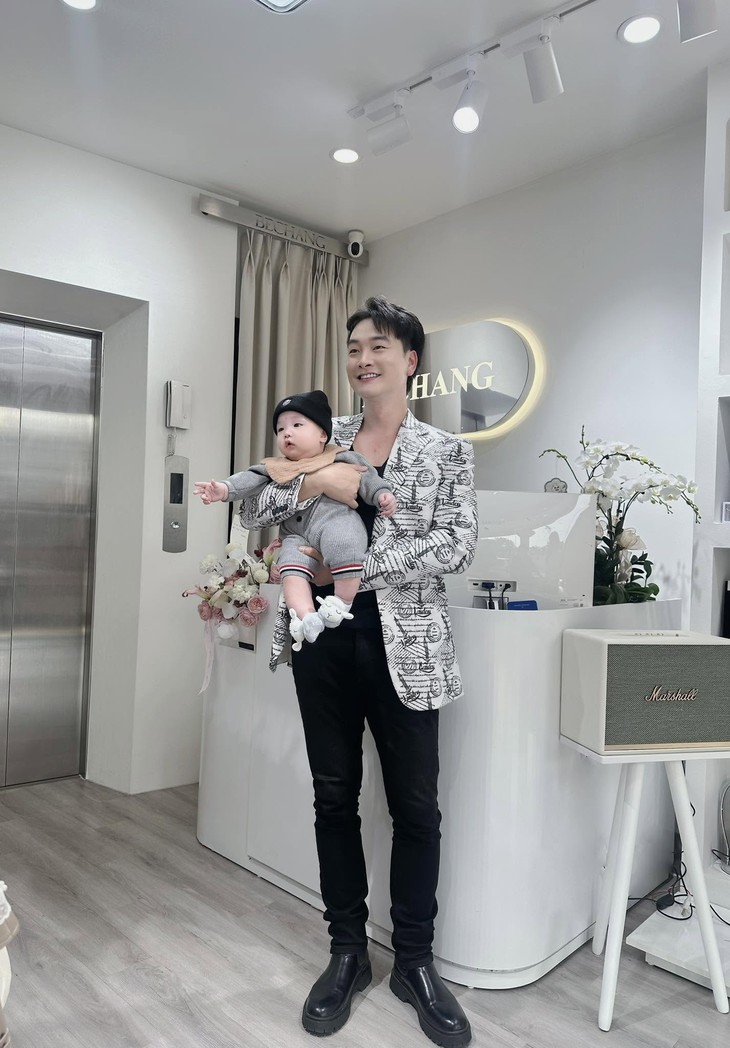 Đời thực kín tiếng của nam diễn viên đang gây tranh cãi trong phim 'Mùa hè năm ấy'- Ảnh 10.
