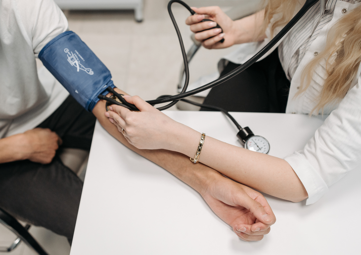 Sống khỏe cùng bệnh mạn tính: Quản lý đúng để tránh biến chứng - Ảnh 1.