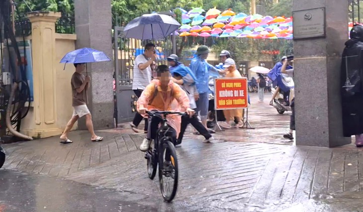 Học sinh tiểu học tự đạp xe đến trường: Biết đi xe thôi chưa đủ- Ảnh 1.