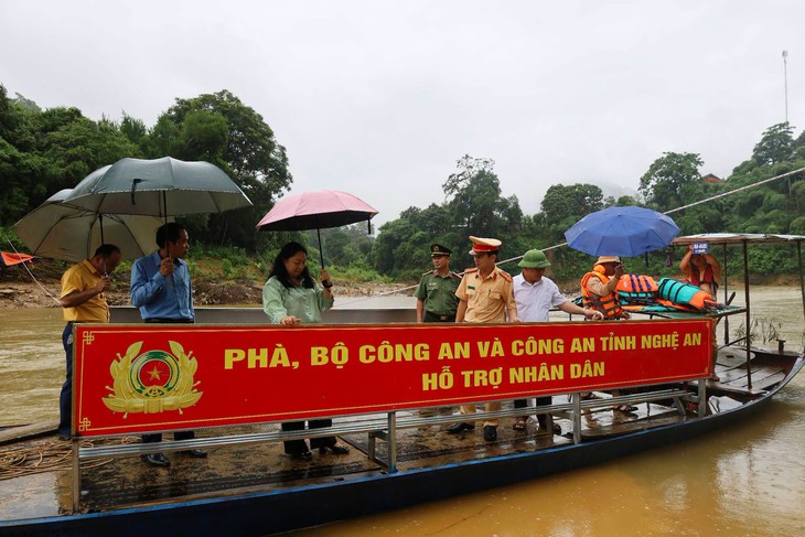 Hạ thủy thuyền phục vụ người dân qua sông sau lũ - Ảnh 1.