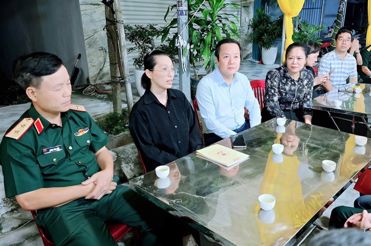 Chia sẻ nỗi đau thương với gia đình Thiếu tá cứu người đuối nước- Ảnh 1.