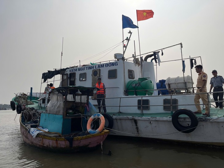Thành viên tàu cá '3 không' cầm dao hành hung kiểm ngư - Ảnh 1.
