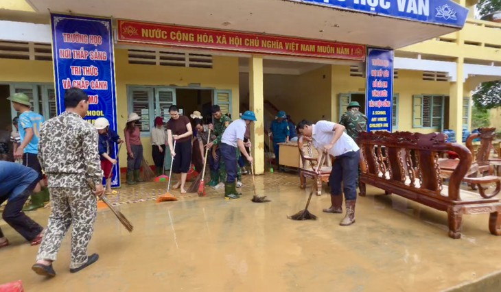 Hỗ trợ người dân khắc phục thiệt hại sau mưa lũ- Ảnh 4.