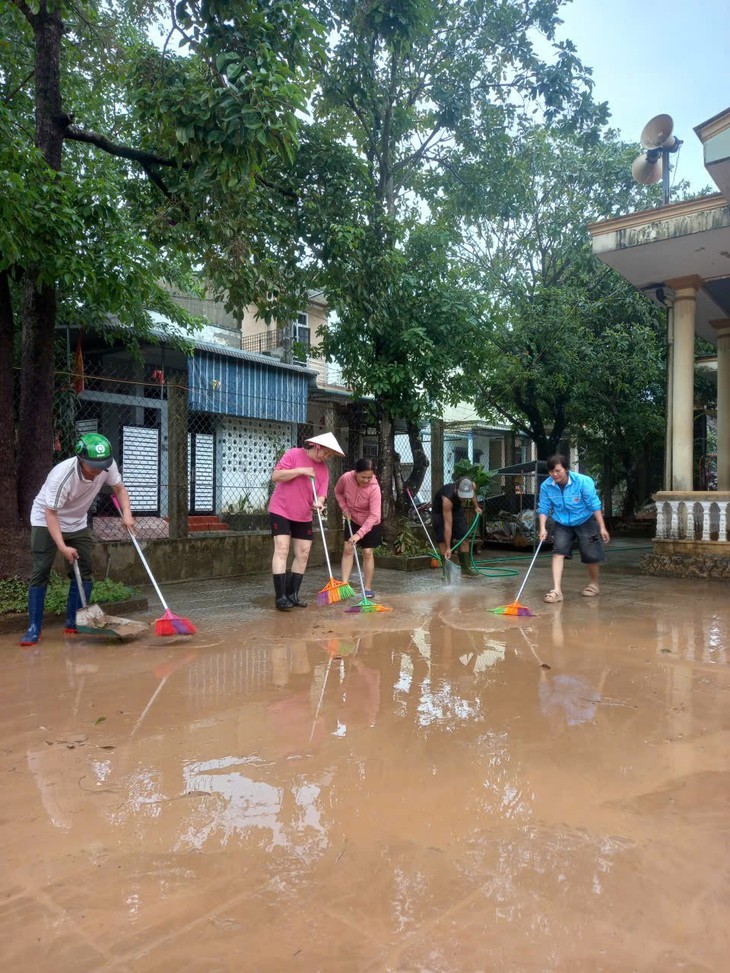 Hỗ trợ người dân khắc phục thiệt hại sau mưa lũ- Ảnh 3.