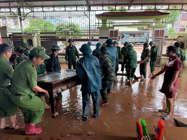 Hỗ trợ người dân khắc phục thiệt hại sau mưa lũ- Ảnh 1.