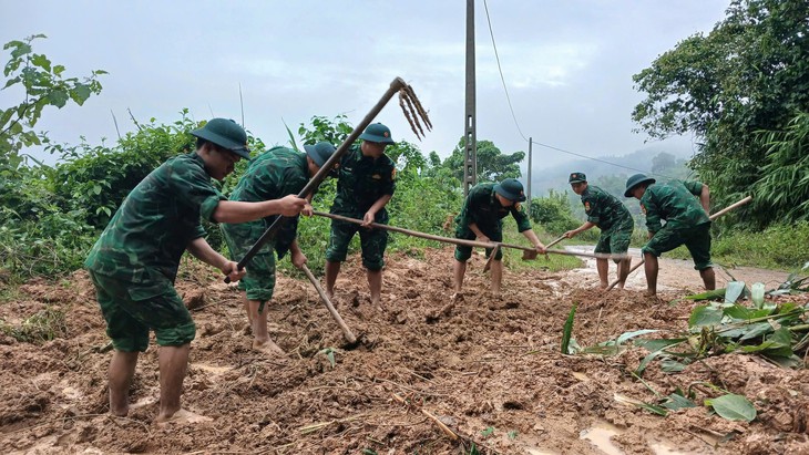 Hỗ trợ người dân khắc phục thiệt hại sau mưa lũ- Ảnh 2.