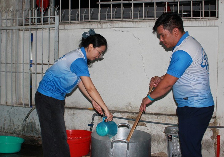 Bếp lửa nghĩa tình ở Bình Trưng - Ảnh 1.