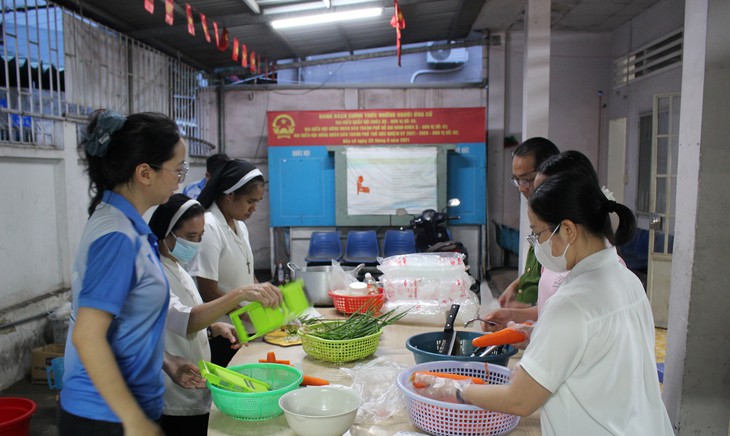 Bếp lửa nghĩa tình ở Bình Trưng - Ảnh 2.