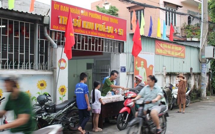 Trạm y tế ở TPHCM: Dược sĩ nấu bữa sáng cho người cao tuổi- Ảnh 7.