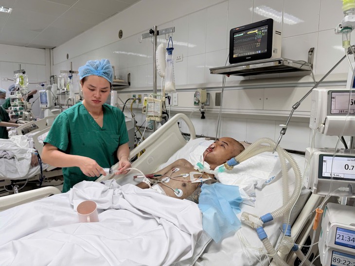 Nam thanh niên nguy kịch vì tai nạn, mẹ viêm loét giác mạc, bố phải nghỉ việc chăm con cần giúp đỡ- Ảnh 1.