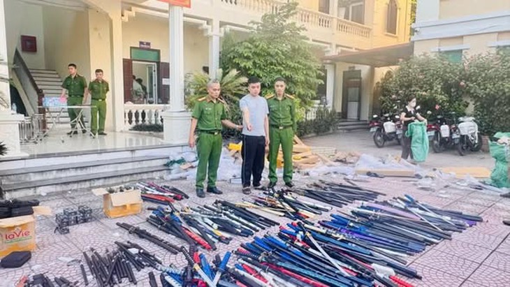 Thu giữ 775 vũ khí, công cụ hỗ trợ, tổng trọng lượng gần 1 tấn - Ảnh 1.