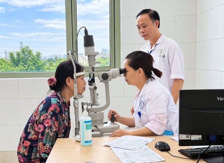 Hà Nội làm chủ kỹ thuật cao, người dân hưởng y tế chuyên sâu ngay cơ sở - Ảnh 1.