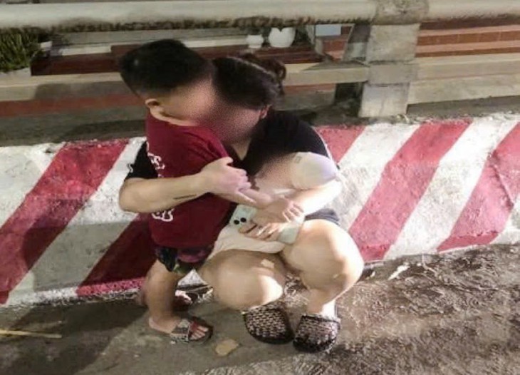 Mâu thuẫn với chồng, người vợ ôm 2 con định nhảy cầu tự tử trong đêm- Ảnh 1.