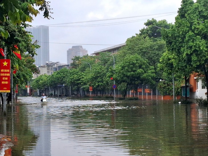 Thanh Liệt, Hà Nội: Nhiều điểm ngập sâu, rác thải lênh láng trên đường- Ảnh 5.