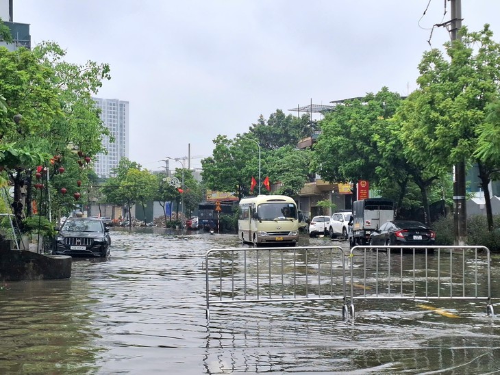Thanh Liệt, Hà Nội: Nhiều điểm ngập sâu, rác thải lênh láng trên đường- Ảnh 1.