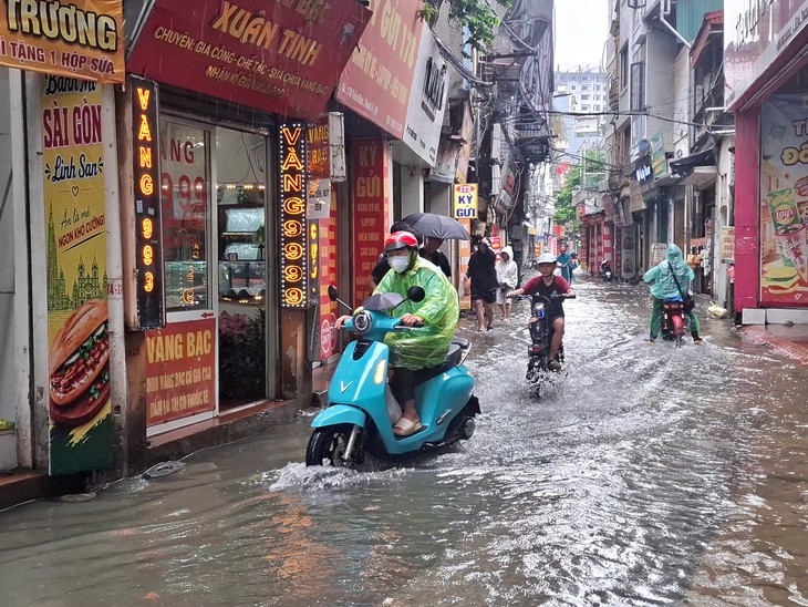Thanh Liệt, Hà Nội: Nhiều điểm ngập sâu, rác thải lênh láng trên đường- Ảnh 2.