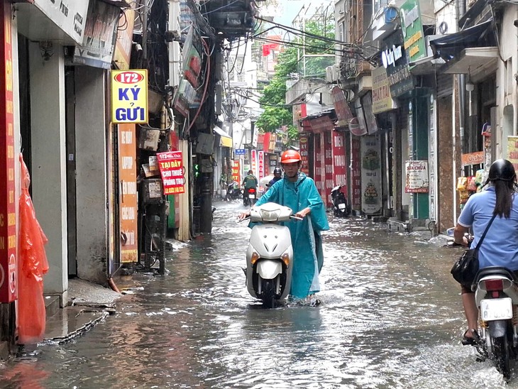 Thanh Liệt, Hà Nội: Nhiều điểm ngập sâu, rác thải lênh láng trên đường- Ảnh 4.